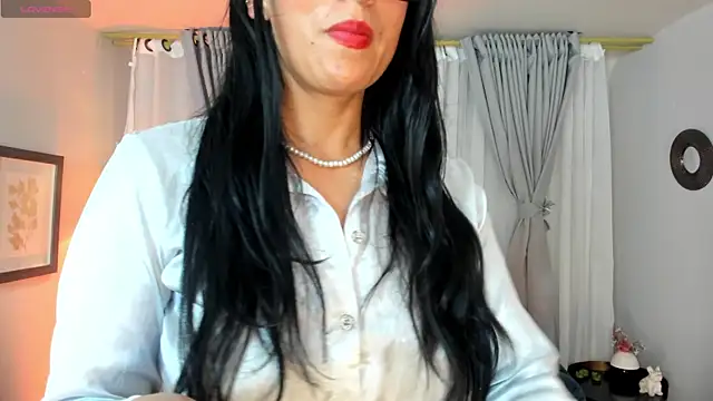 kira moon   online show from 10/12/25, 08:19