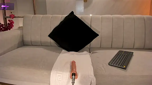 Snapshot of DominiqueVega chatting on 01/10/25, 02:57 DominiqueVega online show from 01/10/25, 02:57