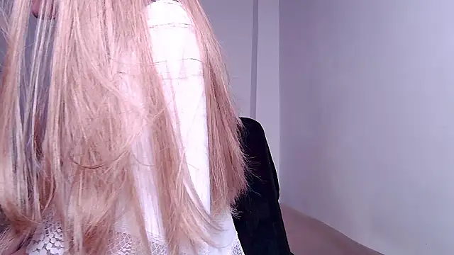 caarlywhitee online show from 04/19/26, 12:11