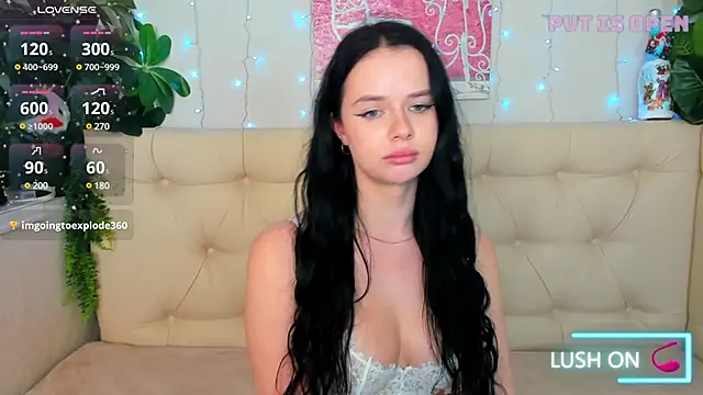 Snapshot of Lori__Hell chatting on 02/19/25, 05:38 Lori  Hell online show from 02/19/25, 05:38