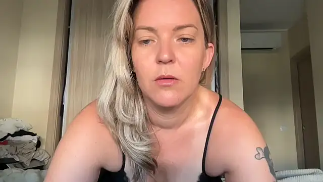 naughtyhollyxxxx online show from 09/11/25, 08:03