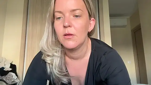 naughtyhollyxxxx online show from 09/15/25, 07:41