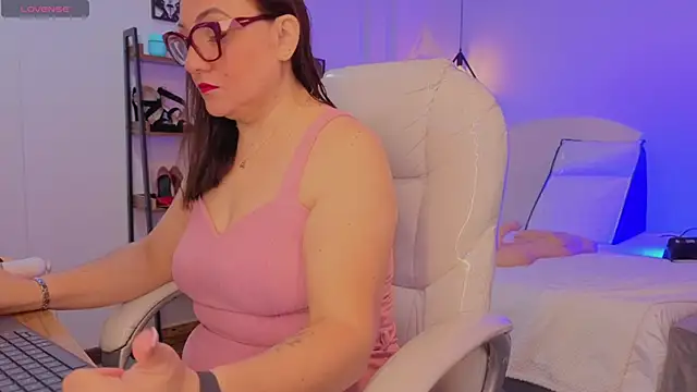 lady nylon  online show from 11/08/25, 11:21