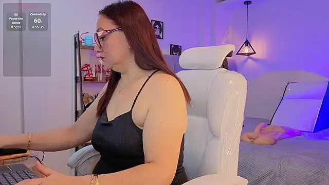 lady nylon  online show from 02/26/26, 11:42