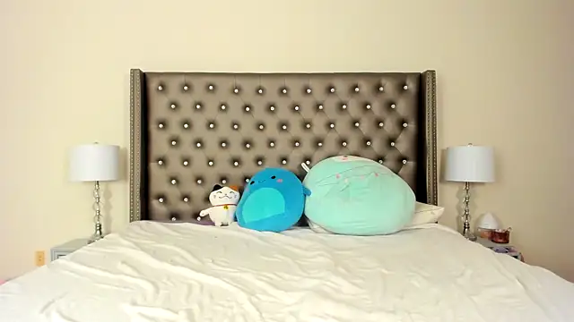 NadiaLyla online show from 12/20/25, 04:30