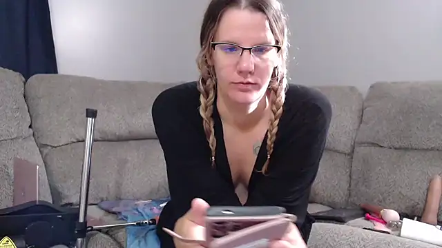Snapshot of Sarahtineke chatting on 10/14/25, 02:40 Sarahtineke online show from 10/14/25, 02:40