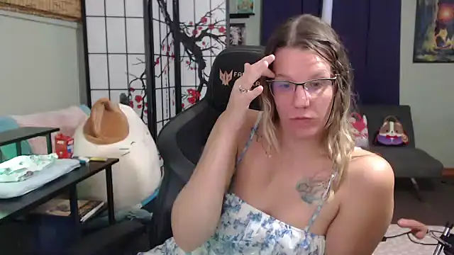 Snapshot of Sarahtineke chatting on 10/19/25, 10:21 Sarahtineke online show from 10/19/25, 10:21