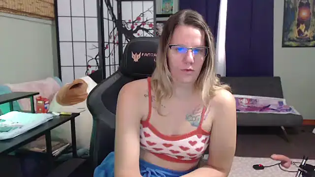 Snapshot of Sarahtineke chatting on 10/24/25, 04:36 Sarahtineke online show from 10/24/25, 04:36