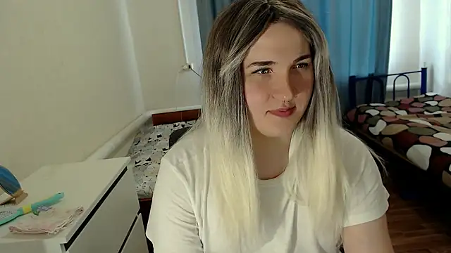 Snapshot of EvaMiron chatting on 05/18/26, 02:12 EvaMiron online show from 05/18/26, 02:12