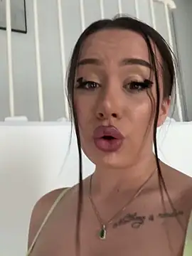 deliaroyal online show from 03/13/25, 02:33