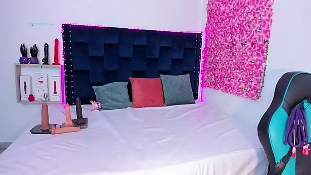 SaraApril 1 online show from 10/15/25, 08:42