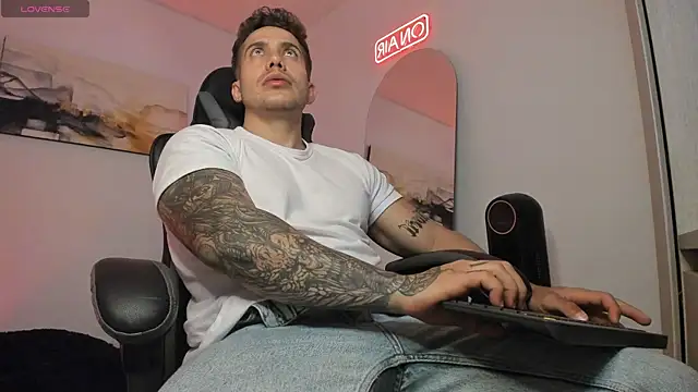 Snapshot of LucianSinclair chatting on 12/27/24, 12:39 LucianSinclair online show from 12/27/24, 12:39