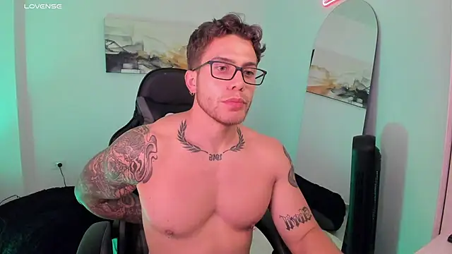 Snapshot of LucianSinclair chatting on 02/20/25, 12:19 LucianSinclair online show from 02/20/25, 12:19