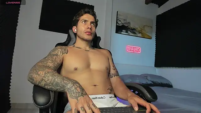 Snapshot of LucianSinclair chatting on 11/02/25, 10:45 LucianSinclair online show from 11/02/25, 10:45