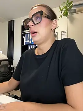 Snapshot of Hii_Lolla chatting on 09/11/25, 06:57 Hii Lolla online show from 09/11/25, 06:57