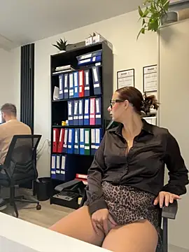 Snapshot of Hii_Lolla chatting on 09/18/25, 06:04 Hii Lolla online show from 09/18/25, 06:04