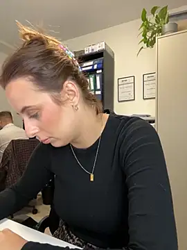 Snapshot of Hii_Lolla chatting on 10/14/25, 06:03 Hii Lolla online show from 10/14/25, 06:03