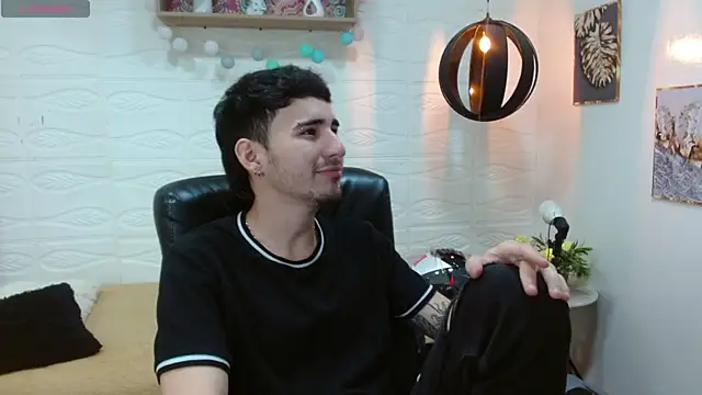 Snapshot of DmitriSanders chatting on 03/20/25, 08:40 DmitriSanders online show from 03/20/25, 08:40