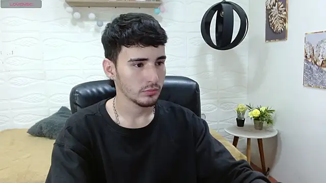 Snapshot of DmitriSanders chatting on 03/22/25, 08:04 DmitriSanders online show from 03/22/25, 08:04