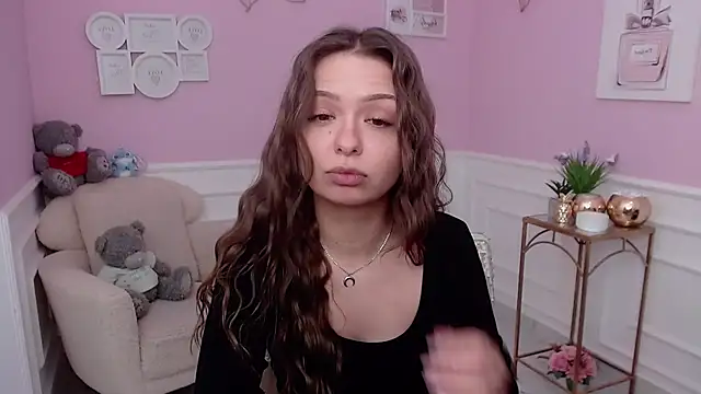 LucySkilar online show from 12/02/25, 09:25