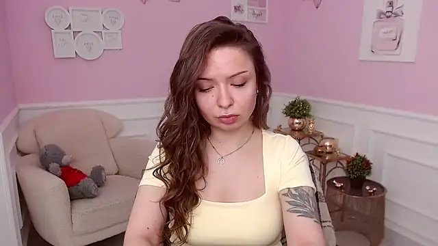 LucySkilar online show from 04/02/26, 04:10