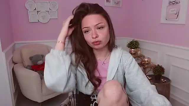 Snapshot of LucySkilar chatting on 04/26/26, 04:21 LucySkilar online show from 04/26/26, 04:21