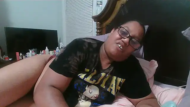 Snapshot of ebonyred chatting on 04/30/26, 01:01 ebonyred online show from 04/30/26, 01:01