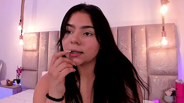 Snapshot of Oriana_Guzman chatting on 06/25/26, 05:12 Oriana Guzman online show from 06/25/26, 05:12