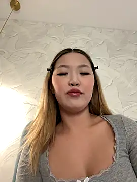 Snapshot of Aiko_Yumi chatting on 11/28/25, 07:49 Aiko Yumi online show from 11/28/25, 07:49