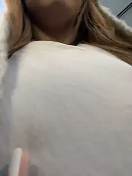 Snapshot of Aiko_Yumi chatting on 12/16/25, 12:54 Aiko Yumi online show from 12/16/25, 12:54