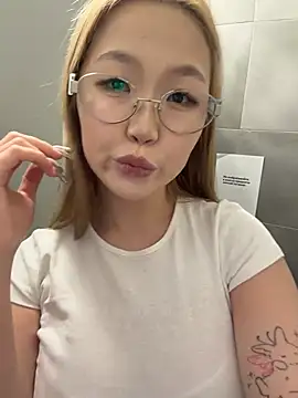 Snapshot of Aiko_Yumi chatting on 03/14/26, 04:23 Aiko Yumi online show from 03/14/26, 04:23