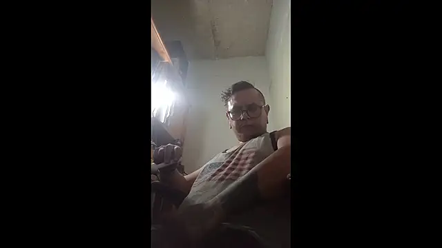 Snapshot of AlanDickson chatting on 11/11/25, 10:37 AlanDickson online show from 11/11/25, 10:37