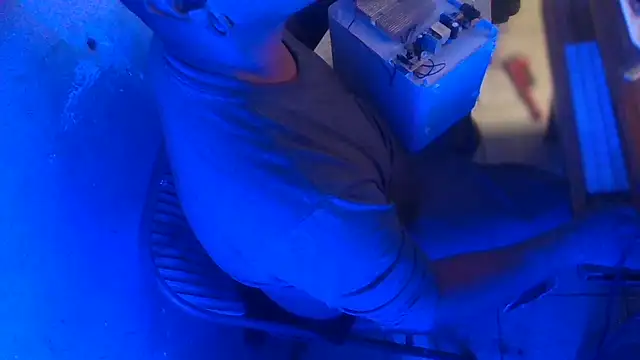 Snapshot of AlanDickson chatting on 12/15/25, 02:27 AlanDickson online show from 12/15/25, 02:27