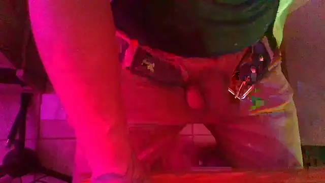 Snapshot of AlanDickson chatting on 12/16/25, 04:28 AlanDickson online show from 12/16/25, 04:28