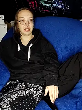 Isabella Geney online show from 11/23/25, 07:13