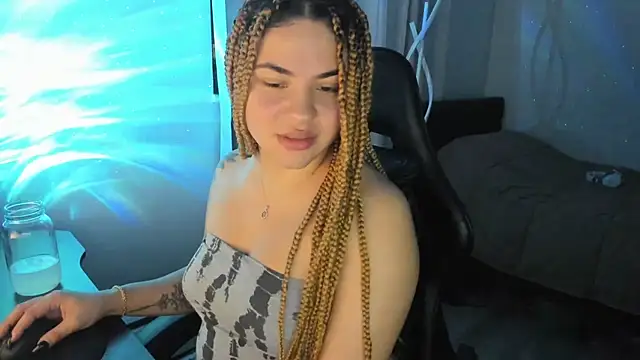 Snapshot of MelSaunders chatting on 12/13/24, 02:21 MelSaunders online show from 12/13/24, 02:21