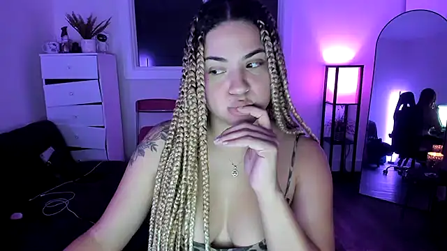 Snapshot of MelSaunders chatting on 10/31/25, 01:28 MelSaunders online show from 10/31/25, 01:28