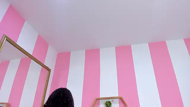 ISABELLA 020 online show from 04/21/26, 12:00