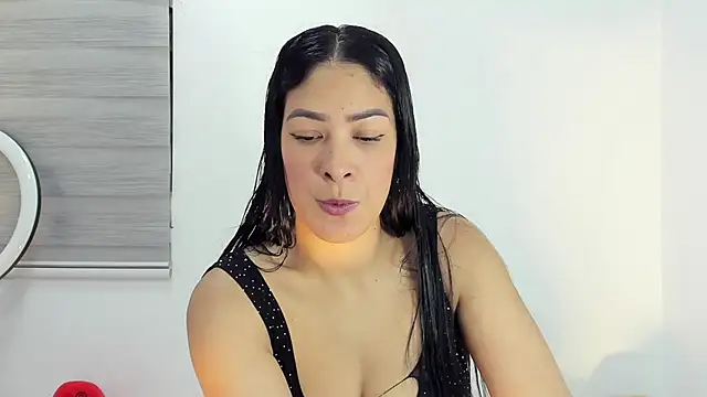 bella hadid1  online show from 12/20/25, 08:27