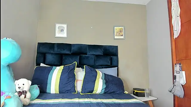 Snapshot of nathaliefox chatting on 10/19/25, 04:18 nathaliefox online show from 10/19/25, 04:18