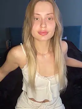 Snapshot of Sweet__Milly chatting on 12/17/24, 10:23 Sweet Milly online show from 12/17/24, 10:23