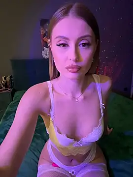 Snapshot of Sweet__Milly chatting on 01/10/25, 07:00 Sweet Milly online show from 01/10/25, 07:00