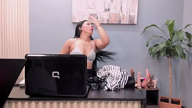 Sofi Perez  online show from 11/22/25, 11:09