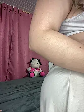 Snapshot of CristalGmez chatting on 01/22/25, 12:38 CristalGmez online show from 01/22/25, 12:38