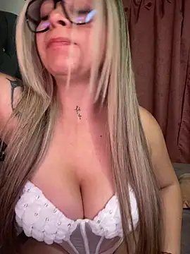 Snapshot of CristalGmez chatting on 09/19/25, 02:13 CristalGmez online show from 09/19/25, 02:13