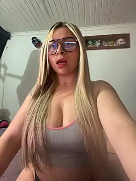 Snapshot of CristalGmez chatting on 10/23/25, 03:06 CristalGmez online show from 10/23/25, 03:06