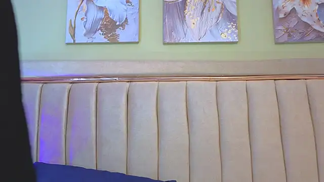 sophiia grey 1 online show from 11/07/25, 11:16