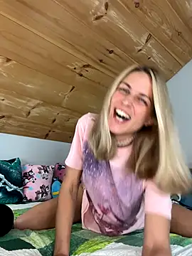 Snapshot of DanaeJustine chatting on 09/25/25, 03:38 DanaeJustine online show from 09/25/25, 03:38