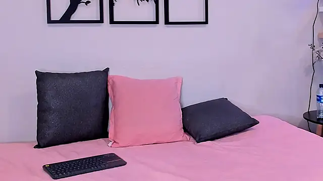scarlett johs online show from 10/17/25, 09:56