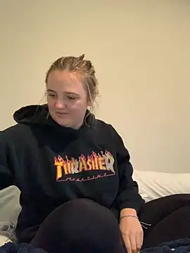 Snapshot of cammy2 chatting on 12/26/24, 10:20 cammy2 online show from 12/26/24, 10:20